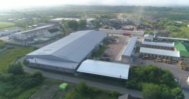 Modern fabrika manzaralı. Yeni bir modern mobilya fabrikasının üzerinde bir uçuş. Mobilya fabrikası üst görünümü.