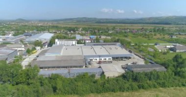 Büyük fabrika manzarası. Kırsal alan insansız hava aracı manzaralı modern bir bitki. Ekolojik olarak temiz bir bölgede büyük bir fabrika.
