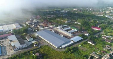 Modern fabrika manzaralı. Yeni bir modern mobilya fabrikasının üzerinde bir uçuş. Mobilya fabrikası üst görünümü.