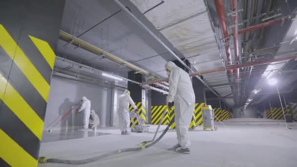 建筑工人们正在用特殊的设备把地板磨光 混凝土表面研磨 建筑工地的建筑商 — 图库视频影像