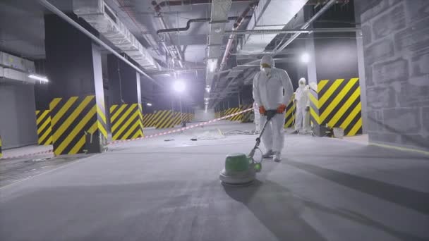 Costruttori Stanno Lucidando Pavimento Con Attrezzature Speciali Rettifica Superficiale Calcestruzzo — Video Stock