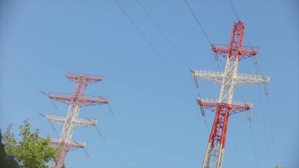 Power Line Blue Sky Modern High Voltage Tower Electrical Transmission — Vídeo de stock