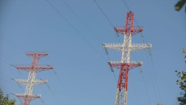 Power Line Blue Sky Modern High Voltage Tower Electrical Transmission — ストック動画