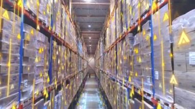 Depoda modern bir forklift. Modern teknolojilerin görselleştirilmesi. Grafikleri olan modern bir depoda forklift..