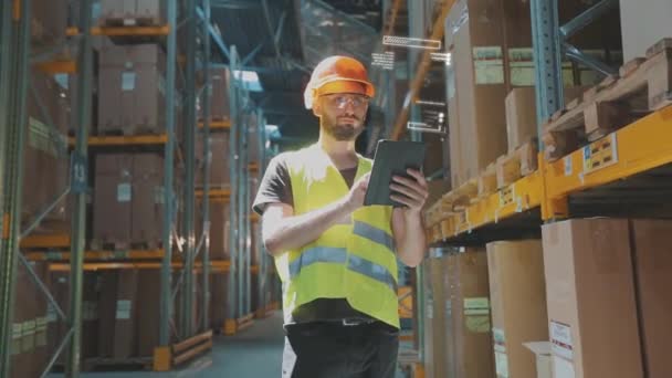 Man Tablet Warehouse Visualization Modern Technologies Warehouse Factory Futuristic Technology — Stock Video