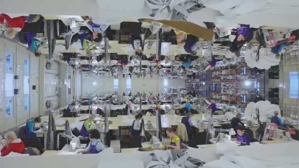Een Naaister Werkt Een Kledingfabriek Textielproductie Het Werkproces Naaien Van — Stockvideo