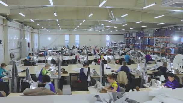 Una Costurera Trabaja Una Fábrica Ropa Producción Textil Proceso Trabajo — Vídeos de Stock