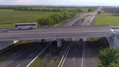 Otobanda bir taşıt kavşağı. Arabaları olan büyük bir yol, güzel havalarda manzaralı. Arabalar şehrin dışındaki otoyol boyunca gider..