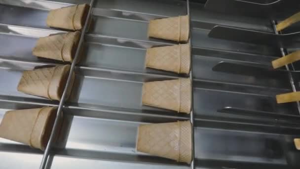 Waffle Fincanı Yapıyorum Dondurma Için Gofret Kabı Üretimi Waffle Fincanı — Stok video