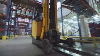 Modern forkliftte çalışan bir işçi. Büyük, modern bir depoda çalışıyorum. Modern bir depoda çalışma.