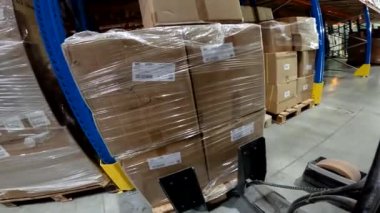 Forklift çatalı yakın çekim. Yük taşıyıcı depoya biniyor. Modern forklift büyük bir depoda..