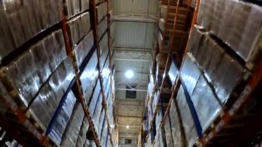 Mallarla dolu büyük bir depo. Yüksek rafları olan çok büyük bir depo. Büyük bir depoda. Modern depo.