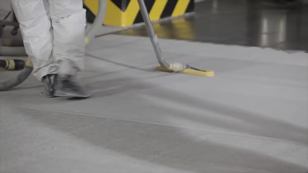 建設労働者は掃除機として働く 建設現場のほこりから表面をきれいにする 産業用掃除機で作業する — ストック動画