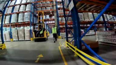 Fabrikanın genel planında büyük bir depo var. Fabrika deposu genel planında çalışıyorum..