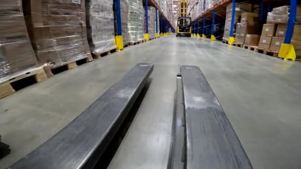 Forklift Rides Warehouse Close Forklift Work Warehouse Large Modern Warehouse — Stockvideo