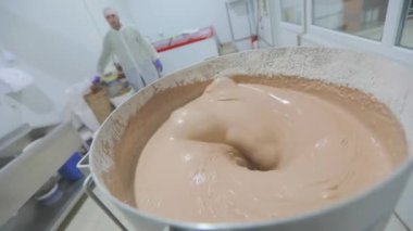 Waffle için hamur topluyorum. Waffle kabı pişirmek için hamur hazırlığı. Yiyecek üretimi. Fabrikada para kazanma süreci..