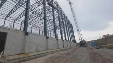 Endüstriyel bir binanın metal iskeleti. Bir sanayi binasının inşaatı. Fabrika için büyük bir depo inşaatı.