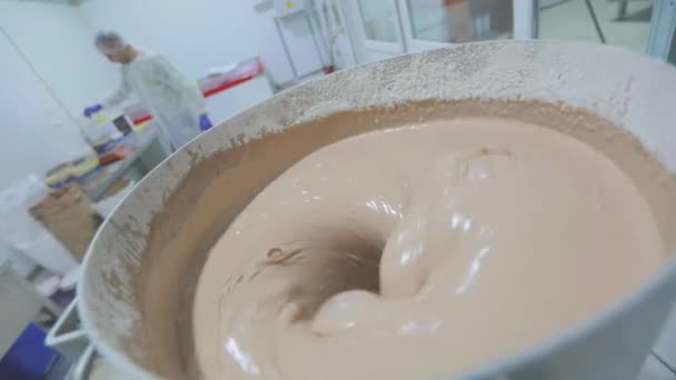 为华夫饼做面团为烘焙华夫饼杯准备面团 粮食生产 在工厂里做面团的过程 — 图库视频影像