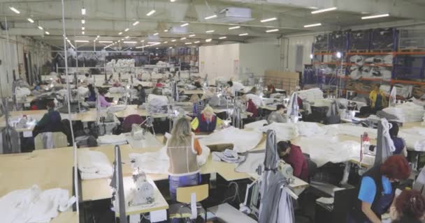 Большая Швейная Мастерская Швеи Шьют Одежду Фабрике Швейной Фабрике Мастерская — стоковое видео