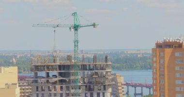 İnşaat alanında bir vinç. İnşaat alanındaki bir vinç işi. Kule vinci inşaat alanında döner..