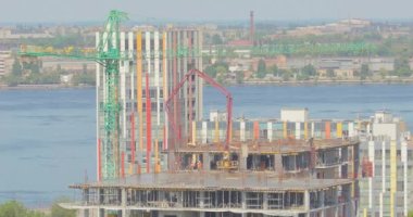 Çok katlı bir binanın şantiyesinde çalışıyorum. İşçiler ev inşa eder. Çok katlı bir binanın inşaatı.