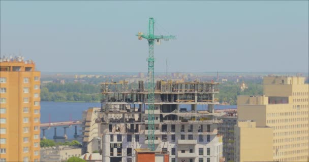 층으로 건물의 현장에서 일한다 노동자들은 짓는다 건물의 — 비디오