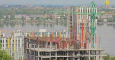 Çok katlı bir binanın şantiyesinde çalışıyorum. İşçiler ev inşa eder. Çok katlı bir binanın inşaatı.