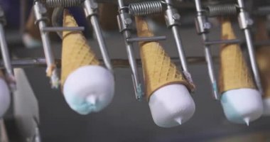 Waffle bardağında dondurma. Waffle kabında dondurma üretimi. Otomatik dondurma üretimi.