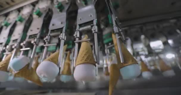 Мороженое Конвейере Конус Мороженого Конвейере Линия Автоматического Производства Мороженого — стоковое видео