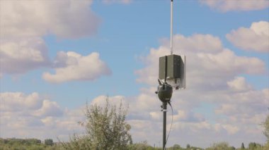 UAV yer anteni. Drone anteni. UAV anteni dönüyor. Mavi gökyüzüne karşı anten.