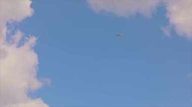 İnsansız uçak kompleksi. Gökyüzünde İHA var. Mavi gökyüzünün arka planında bulutlu UAV.