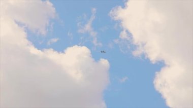 İnsansız uçak kompleksi. Gökyüzünde İHA var. Mavi gökyüzünün arka planında bulutlu UAV.