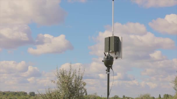 Uav Yer Anteni Drone Anteni Uav Anteni Dönüyor Mavi Gökyüzüne — Stok video