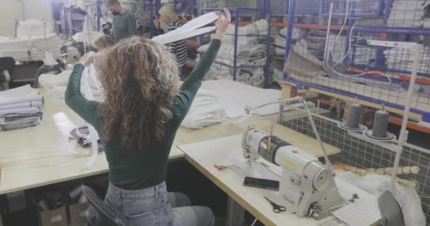 Μια Μοδίστρα Δουλεύει Εργοστάσιο Ρούχων Παραγωγή Κλωστοϋφαντουργικών Προϊόντων Διαδικασία Εργασίας — Αρχείο Βίντεο