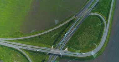 Akıllı bir otomatikleştirilmiş yolun görüntüsü. Arabada yapay zeka var. Modern akıllı yol kavramı. Güvenli yol.