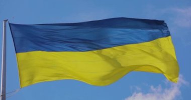 Ukrayna bayrağı. Bayrak direğinde Ukrayna bayrağı. Mavi gökyüzüne karşı Ukrayna bayrağı. Bağımsızlığın sembolü.