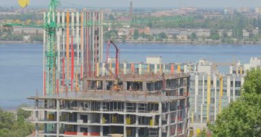 Çok katlı bir bina zaman turu inşaatı. Kule vinci inşaat alanında tur atıyor. Yapım vinci zaman turları.