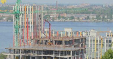 Çok katlı bir binanın şantiyesinde çalışıyorum. İşçiler ev inşa eder. Çok katlı bir binanın inşaatı.