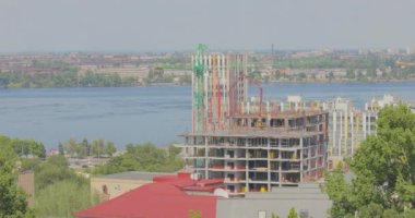 Çok katlı bir binanın şantiyesinde çalışıyorum. İşçiler ev inşa eder. Çok katlı bir binanın inşaatı.