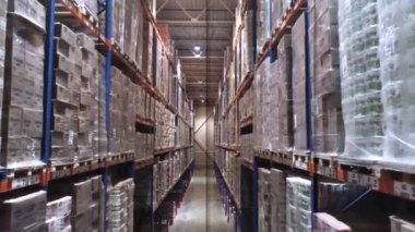 Fabrikanın deposunda özel ekipman var. Depoyu turlayan bir sürü forklift var. Modern yükleyiciler büyük bir depoda..