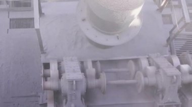 Taşıyıcı hattındaki sıcak metal. Kırmızı sıcak metal. Bir metalurji fabrikasında rulo metal üretimi.