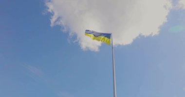 Ukrayna bayrağı. Bayrak direğinde Ukrayna bayrağı. Mavi gökyüzüne karşı Ukrayna bayrağı. Bağımsızlığın sembolü.