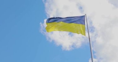 Ukrayna bayrağı. Bayrak direğinde Ukrayna bayrağı. Mavi gökyüzüne karşı Ukrayna bayrağı. Bağımsızlığın sembolü.