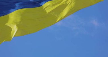 Ukrayna bayrağı rüzgarda yavaş çekimde dalgalanıyor. Bayrak direğindeki Ukrayna bayrağı yavaş çekimde..