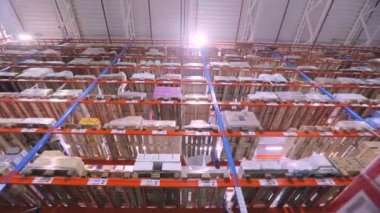 Mallarla dolu büyük bir depo. Yüksek rafları olan çok büyük bir depo. Büyük bir depoda. Modern depo.