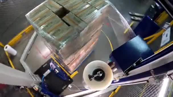 Verpakkingsdozen Plastic Folie Box Stretch Wikkelmachine Palletwikkelmachine Machines Voor Het — Stockvideo