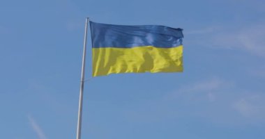 Ukrayna bayrağı. Bayrak direğinde Ukrayna bayrağı. Mavi gökyüzüne karşı Ukrayna bayrağı. Bağımsızlığın sembolü.
