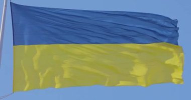 Ukrayna bayrağı. Bayrak direğinde Ukrayna bayrağı. Mavi gökyüzüne karşı Ukrayna bayrağı. Bağımsızlığın sembolü.