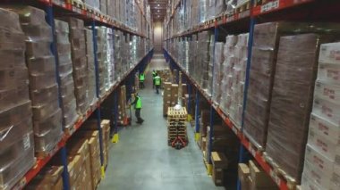 Büyük, modern bir depo. Modern bir depoda çalışıyorum. Büyük bir depoda forklift..