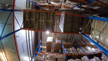 Geniş, modern bir depoda uçuş. Kutularla dolu bir depoda endüstriyel iç mekan..